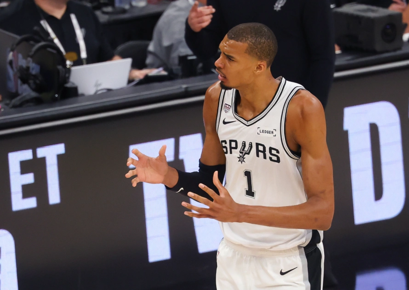 NBA创造历史!8年8个不同球队夺冠,别说马刺路还长